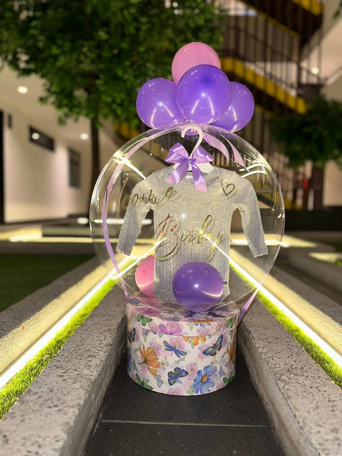 Globo burbuja Welcome Baby con mameluco y caja de flores