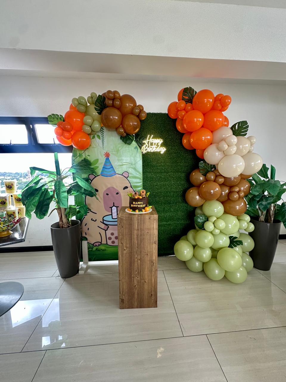 Cumpleaños temática capibara, arco verde y naranja