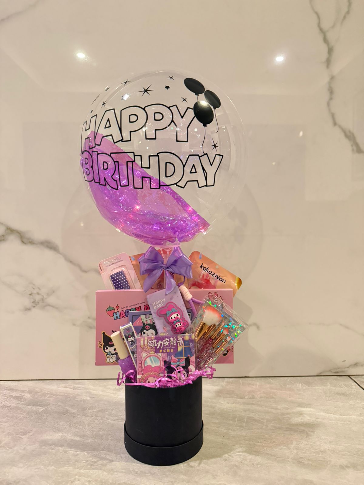 Caja de regalo con globo Happy Birthday lila