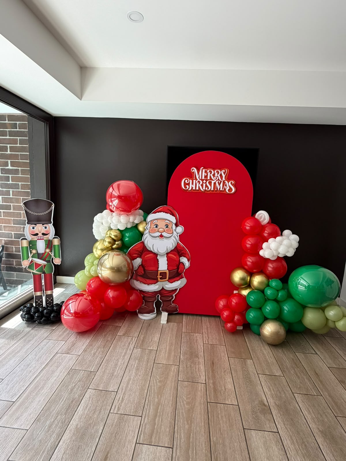 Decoración navideña con globos rojo y verde