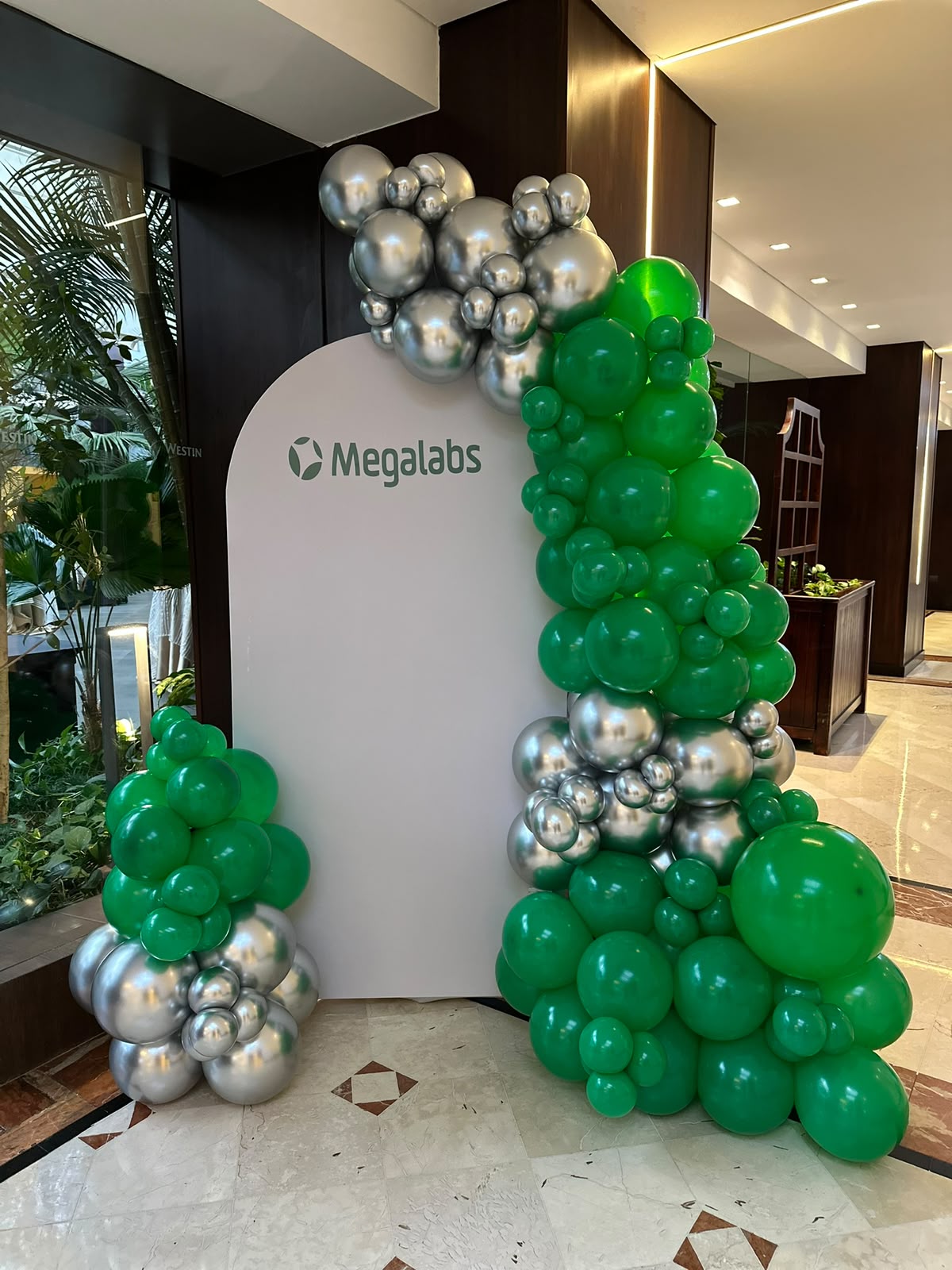 Evento corporativo con globos y logo